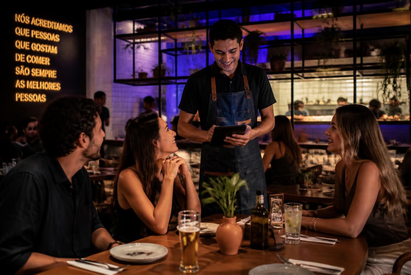 Atendente usando tablet para registrar pedido em restaurante movimentado